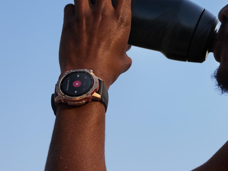 Amazfit Falcon am Handgelenk eines Sportlers.