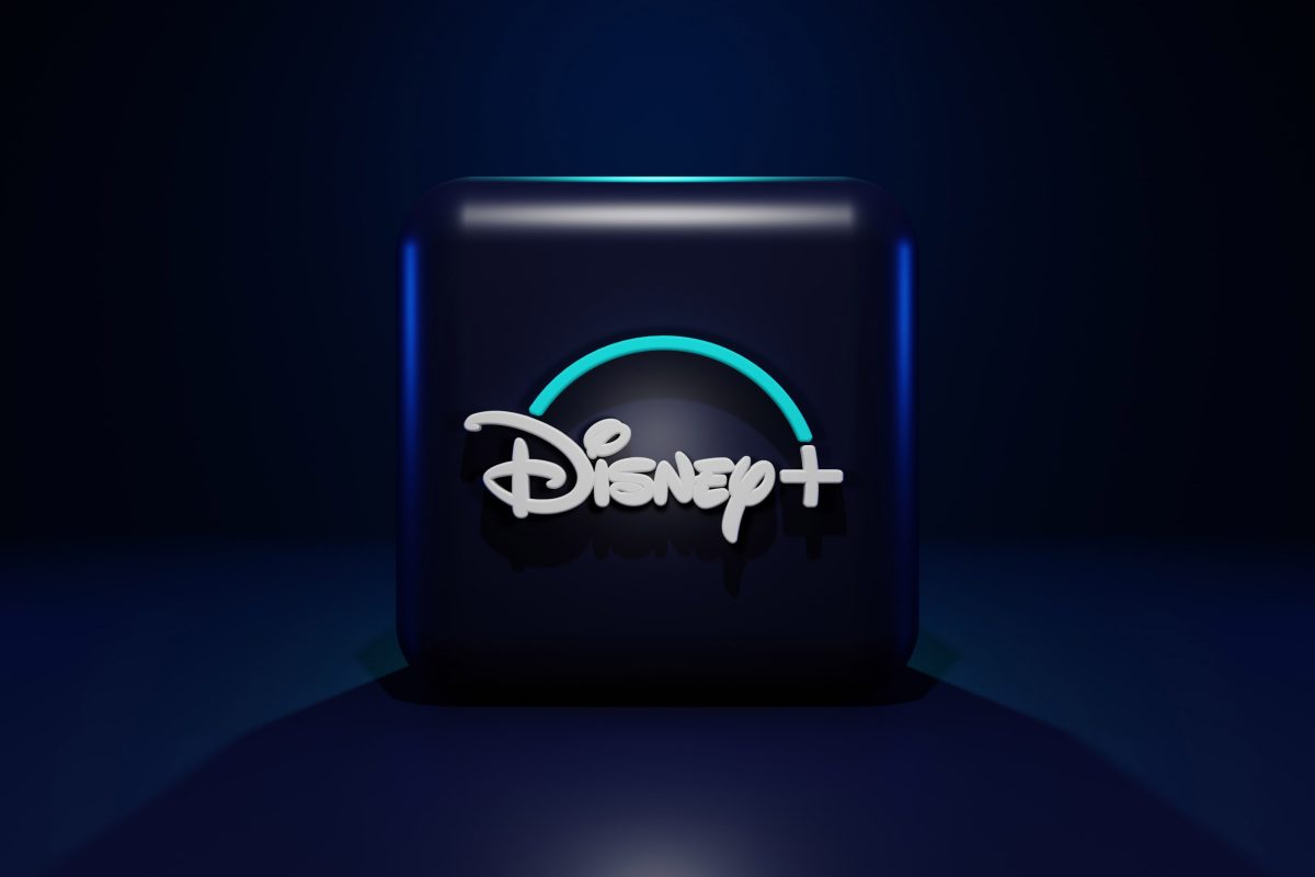 Das Logo von Disney+ vor einem schwarzen Hintergrund.