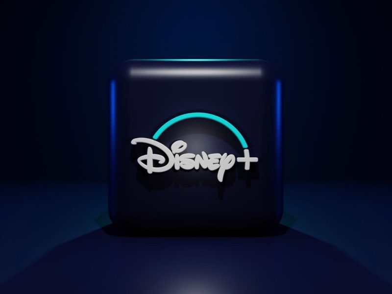 Das Logo von Disney+ vor einem schwarzen Hintergrund.