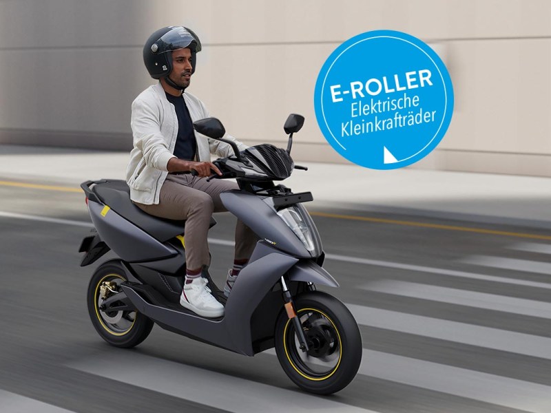 Ein Mann auf einem E-Roller auf der Straße