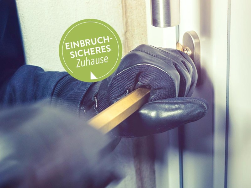 Einbruchschutz: Behandschuhte Hände mit einer Brechstange an einer Tür