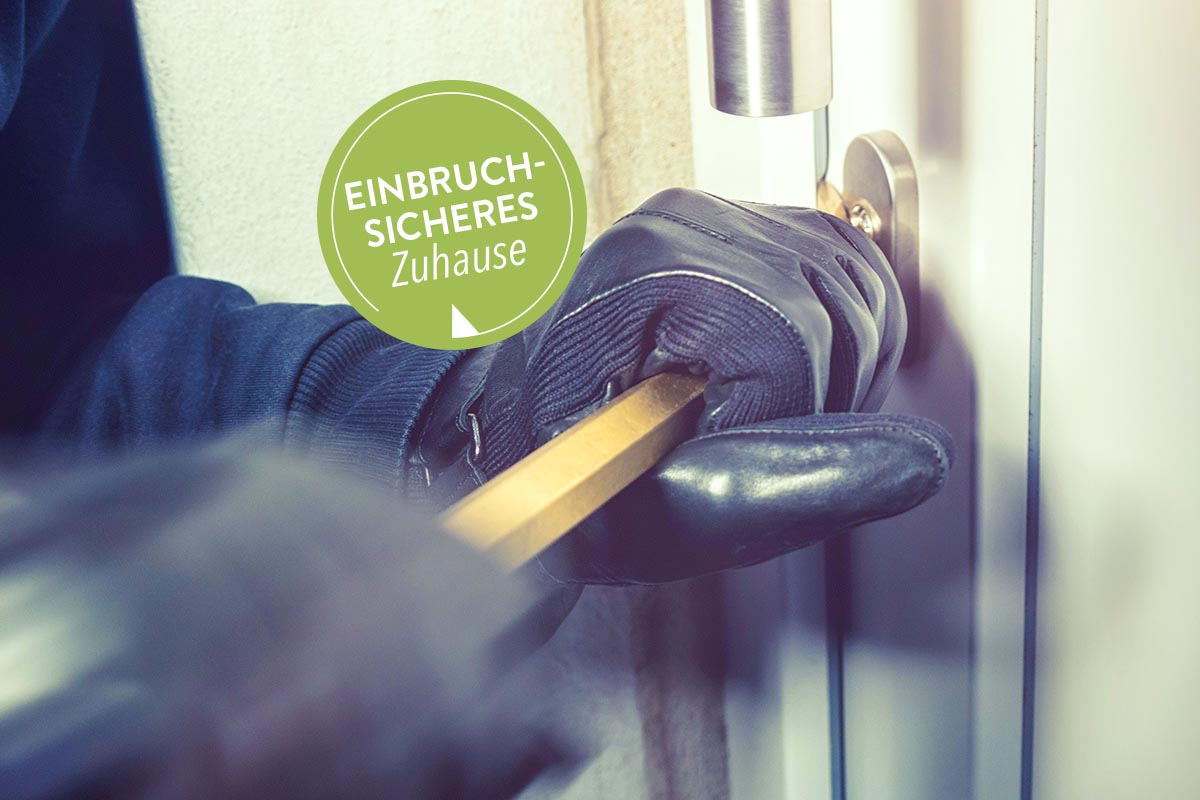 Einbruchschutz: Behandschuhte Hände mit einer Brechstange an einer Tür