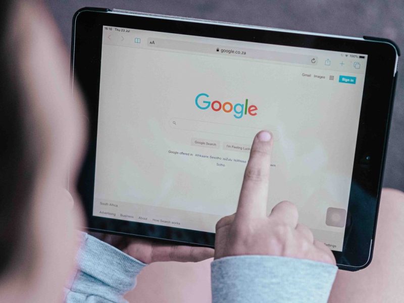 Eine Person nutzt die Google-Suche auf einem Tablet.