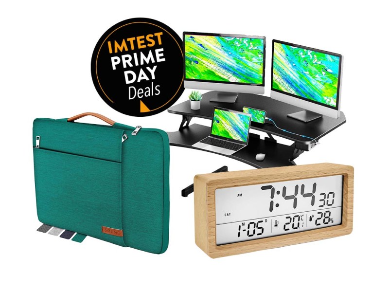 Ein dunkler Metallschreibtisch mit mehreren Ebenen, eine grüne Laptoptasche unrein Wecker aus Holz gehören zu den Prime Day Angeboten 2022.