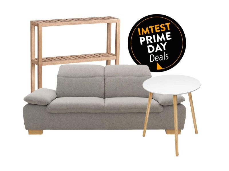 Ein Regal, Tisch und Sofa vor weißem Hintergrund