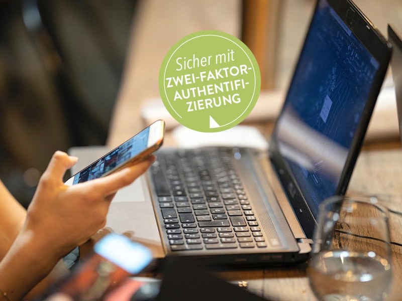 Smartphone und Laptop bei 2 Faktor Authentifizierung