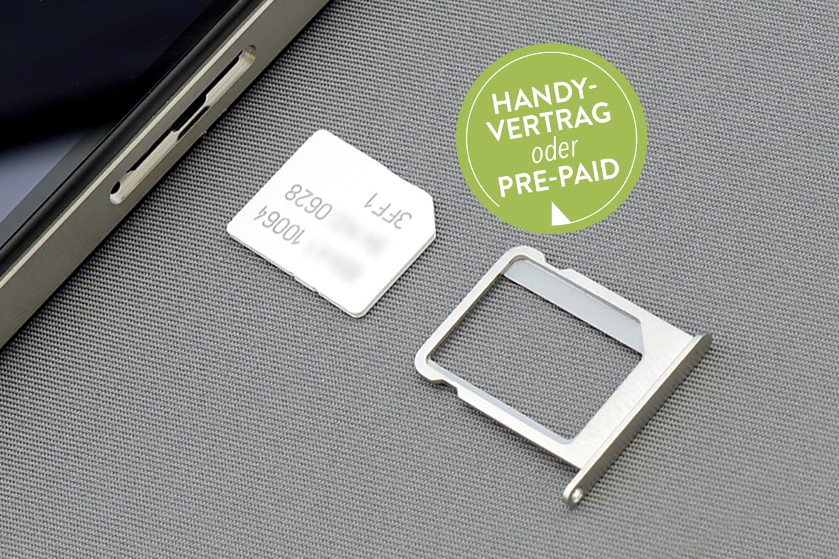 Prepaid oder Vertrag: SIM-Karte neben einem Handy liegend