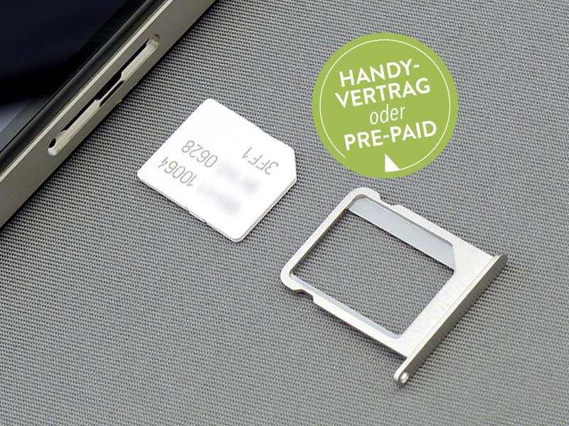 Prepaid oder Vertrag: SIM-Karte neben einem Handy liegend