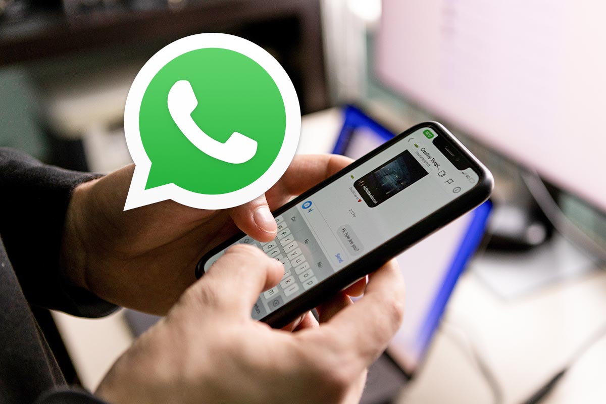 Handy mit einem Chatverlauf neben dem WhatsApp Logo