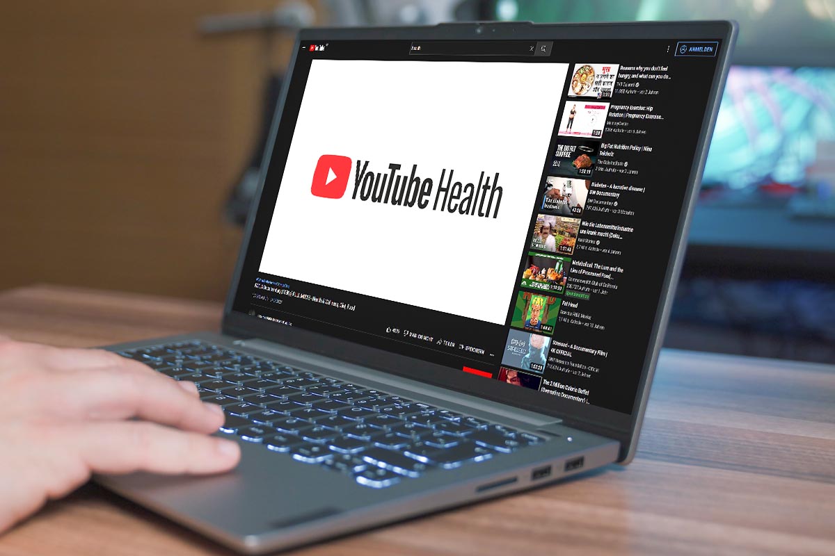 Mensch sieht auf YouTube ein Video zu YouTube Health an