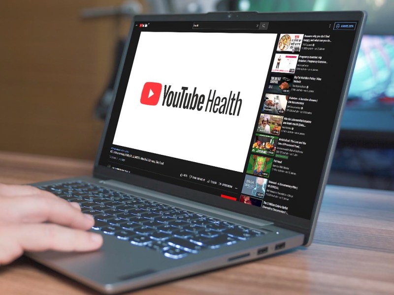 Mensch sieht auf YouTube ein Video zu YouTube Health an