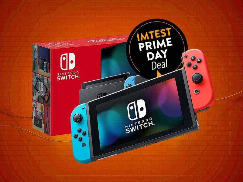 Nintendo Switch Konsole vor orangenem Hintergrund