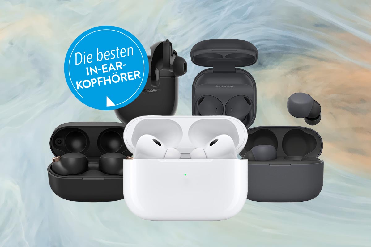 Fünf In-Ear-Kopfhörer vor bläulichem Hintergrund