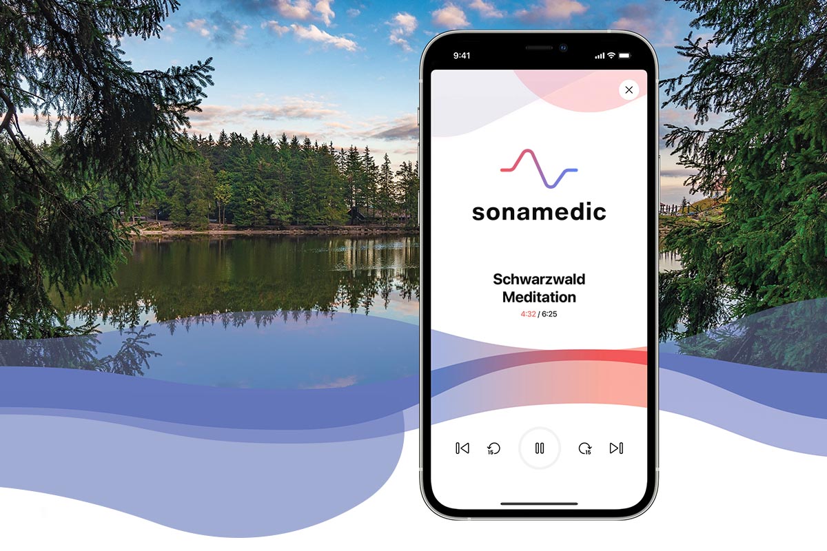 Die sonamedic App auf einem Smartphone vor einem Hintergrund mit einem Wald