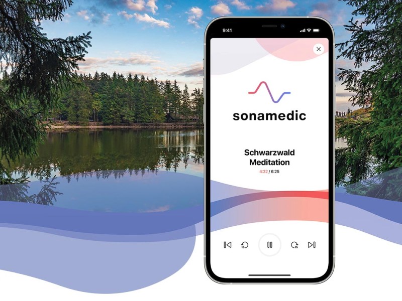 Die sonamedic App auf einem Smartphone vor einem Hintergrund mit einem Wald