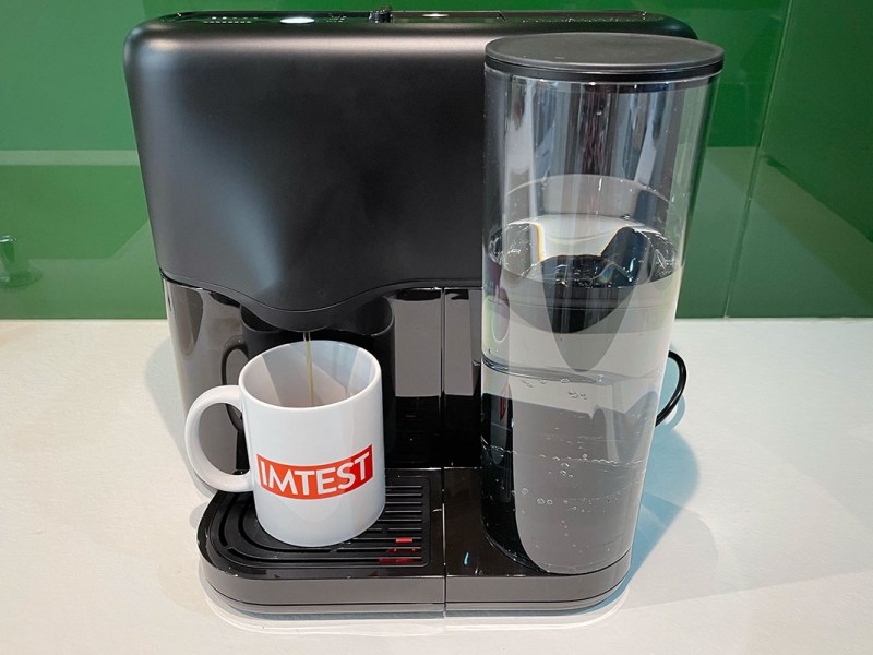 Teemaschine von Avoury, aus der Tee in eine Tasse läuft.