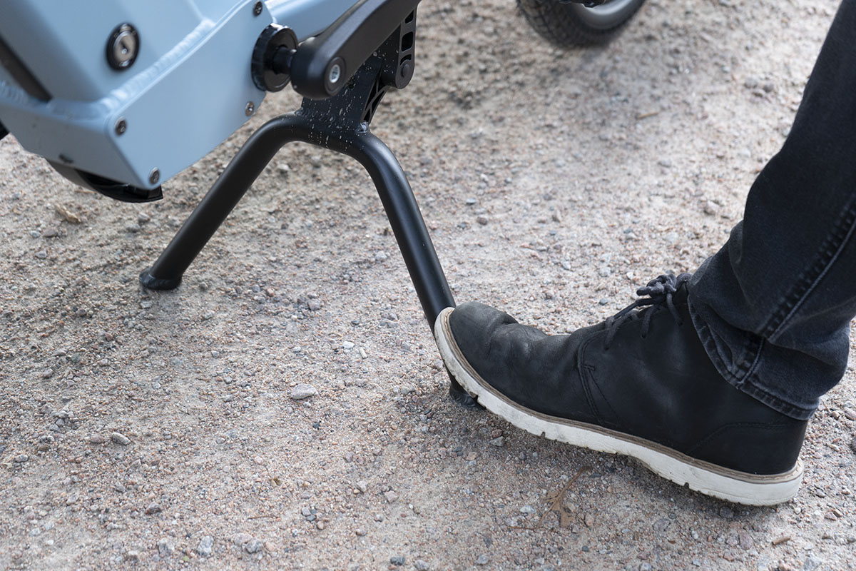 Detailfoto E-Cargo-Bike steht auf Mittelständer.