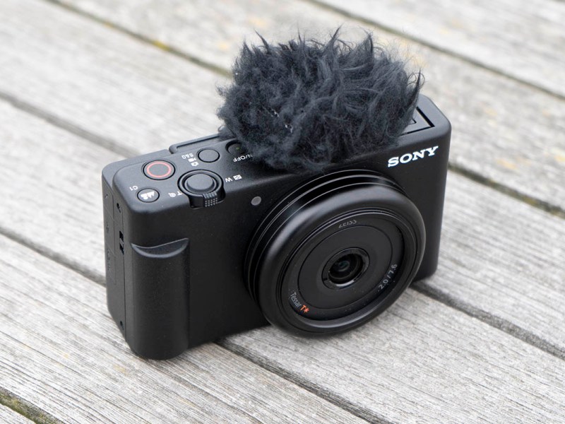 Sony ZV-1F mit aufgesetztem Windschutz