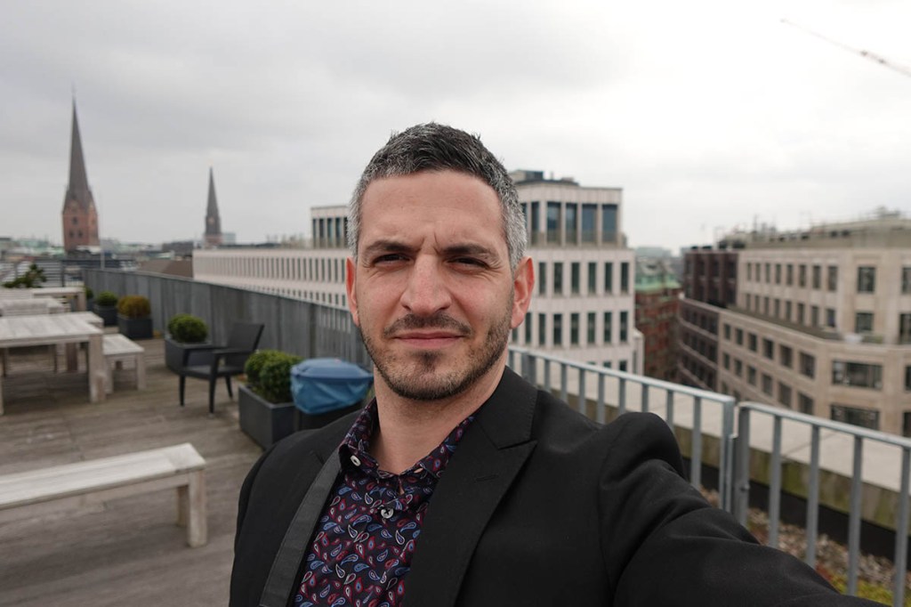 Selfie des Redakteurs vor Skyline der Hamburger Innenstadt
