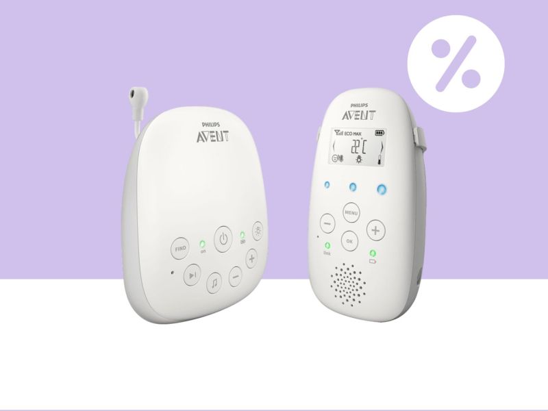 Ein weißes Babyphone-Set auf weiß-lila Hintergrund und einem Prozentzeichen im der Ecke oben rechts.