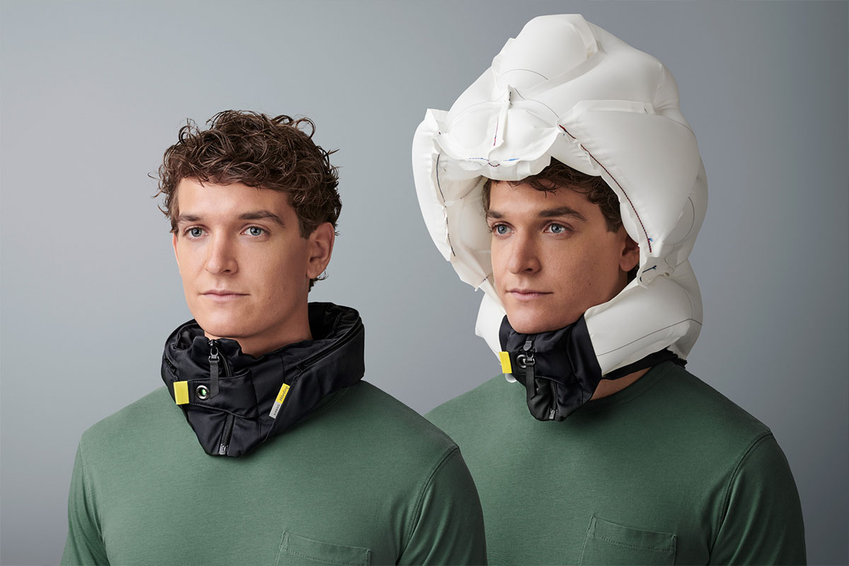 zwei Männer nebeneinander, einer von beiden hat einen ausgelösten Hövding-Airbag auf dem kopf