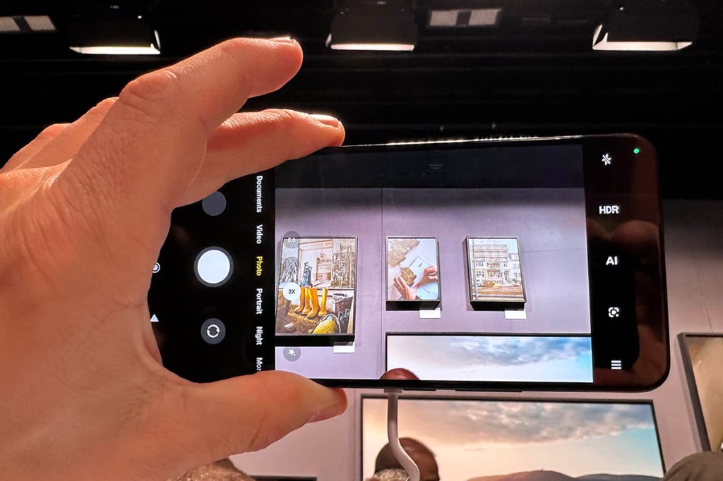 Xiaomi 12T Pro in der Hand beim Zoomen per Kamera App