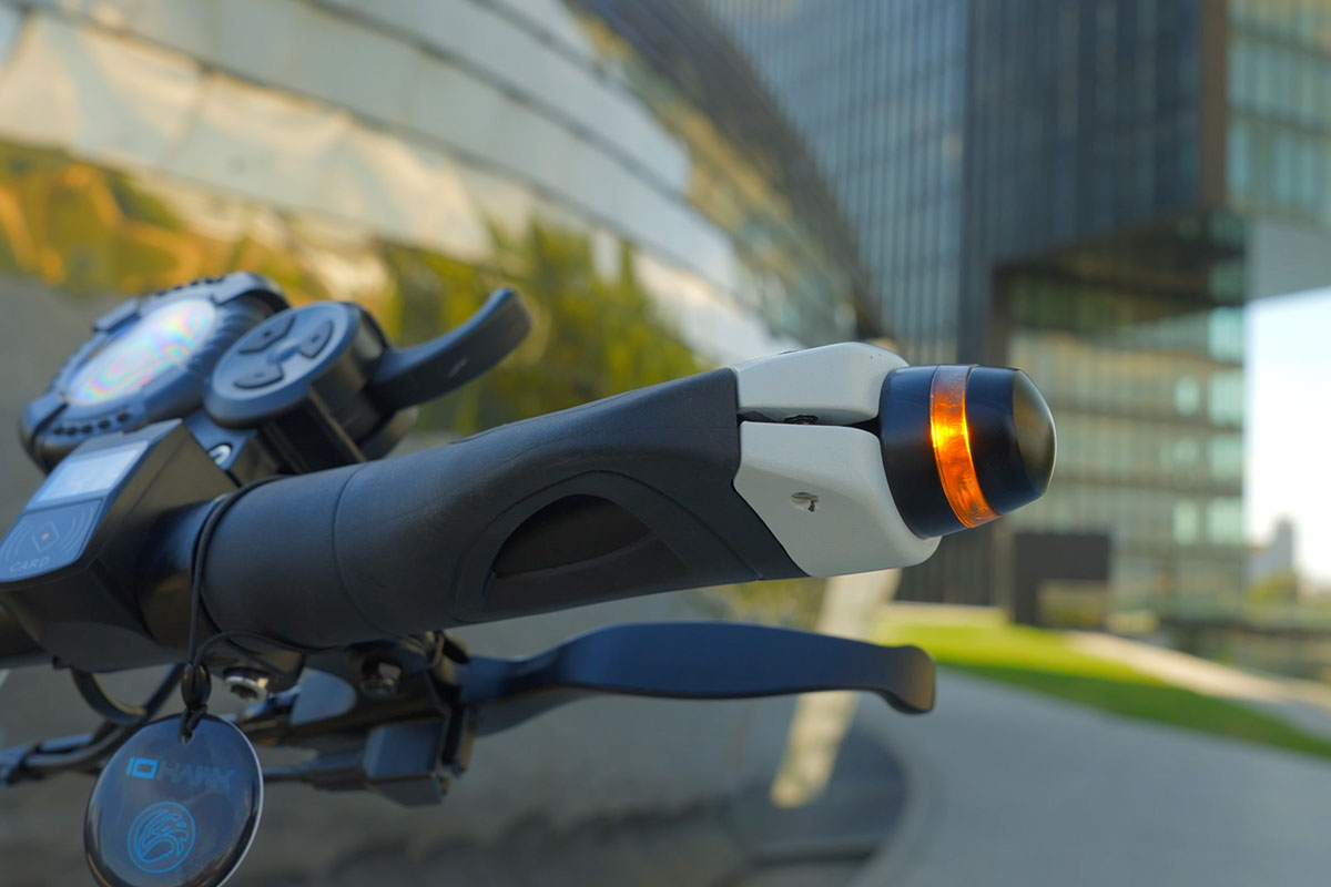 Detailaufnahme vom Lenker des E-Scooters IO Hawk Collide mit Blinker am recht Lenkergriff.