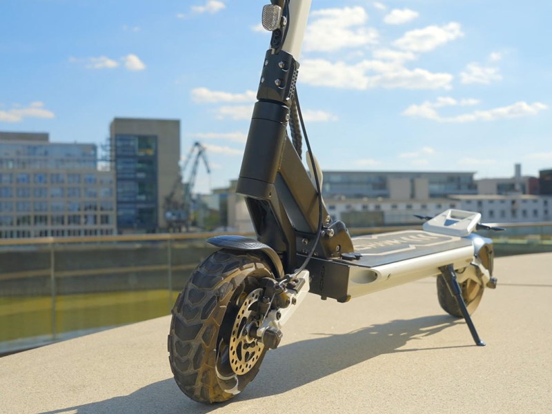 IO Hawk Collide: Praktischer E-Scooter für Stadt & Land vorgestellt
