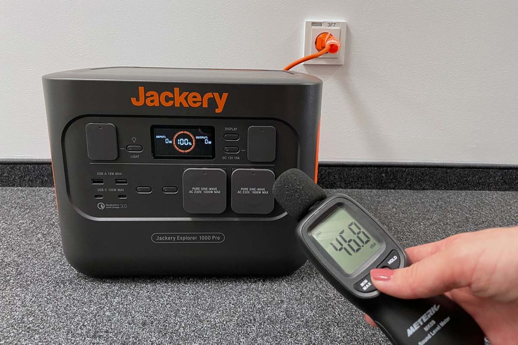 Die Jackery Explorer 1000 Pro wird aufgeladen und die Lautstärke wird gemessen.
