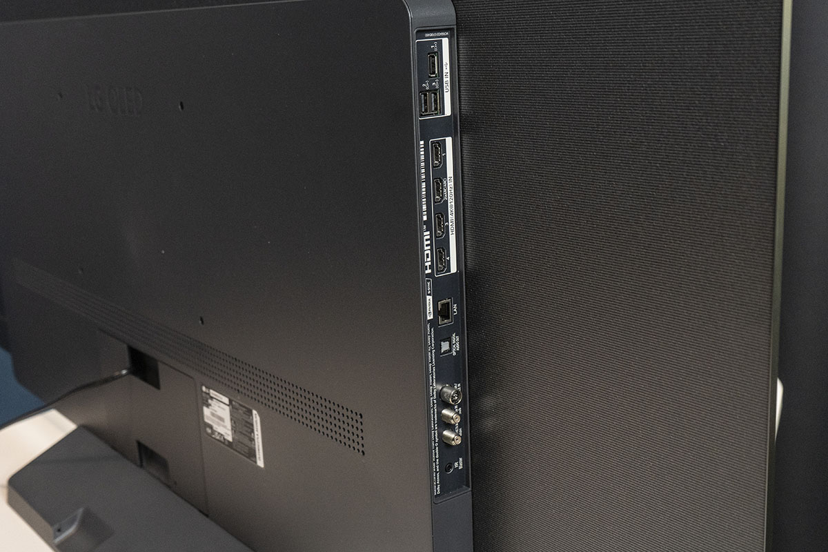 Detailansicht Anschlusssteckplätze für HDMI, USB und Antennenkabel bei einem Flachbild-TV