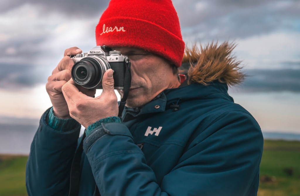 Älterer Mann in Winterkleidung fotografiert mit Nikon