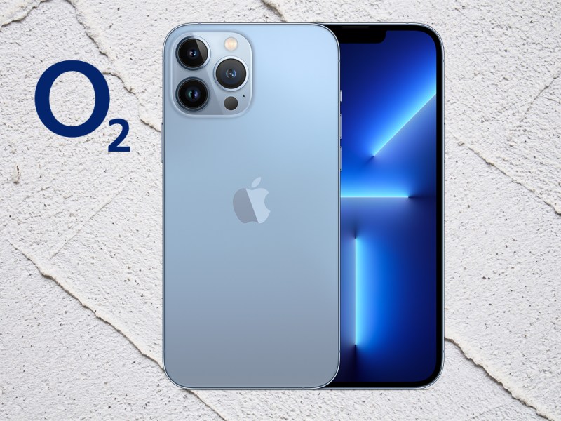 Apple iPhone Pro Max in Blau vor einem weißen Hintergrund