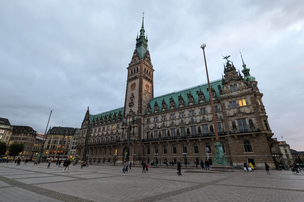 Rathaus mit Ultraweitwinkel fotografiert