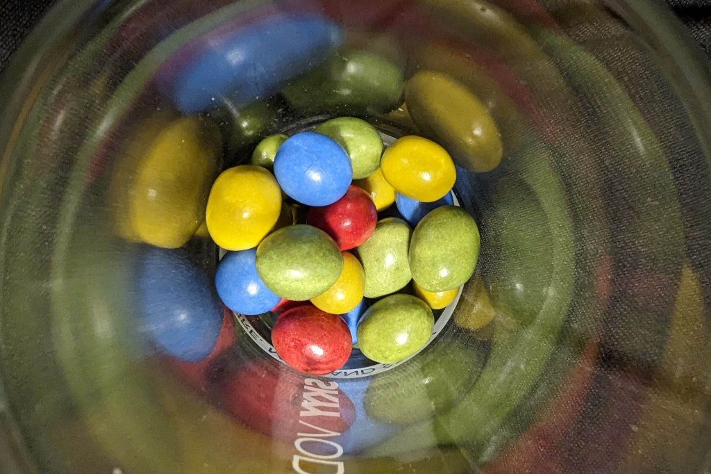 Bunte Süßigkeiten von oben in einem Glas betrachtet