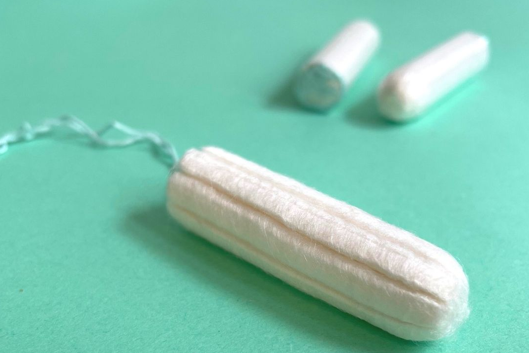 Zwei Tampons auf grünem Hintergrund.