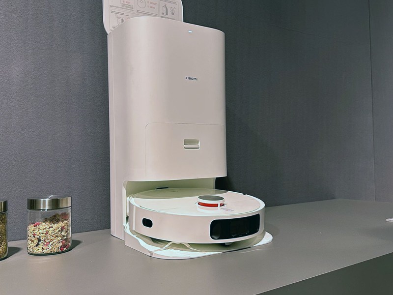 Der Xiaomi Robot Vacuum X10+ mit Reinigungsstation.