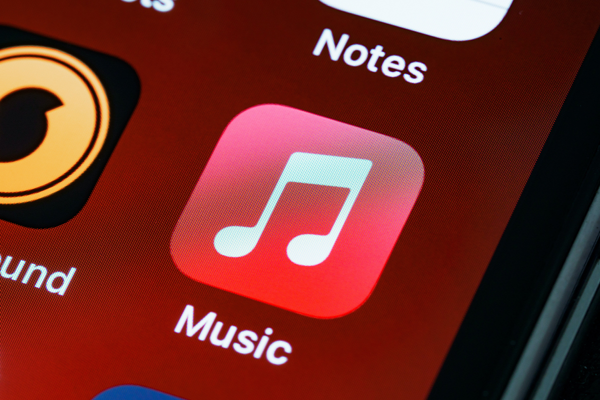 Detailaufnahme Smartphone Desktop mit Apple Music App