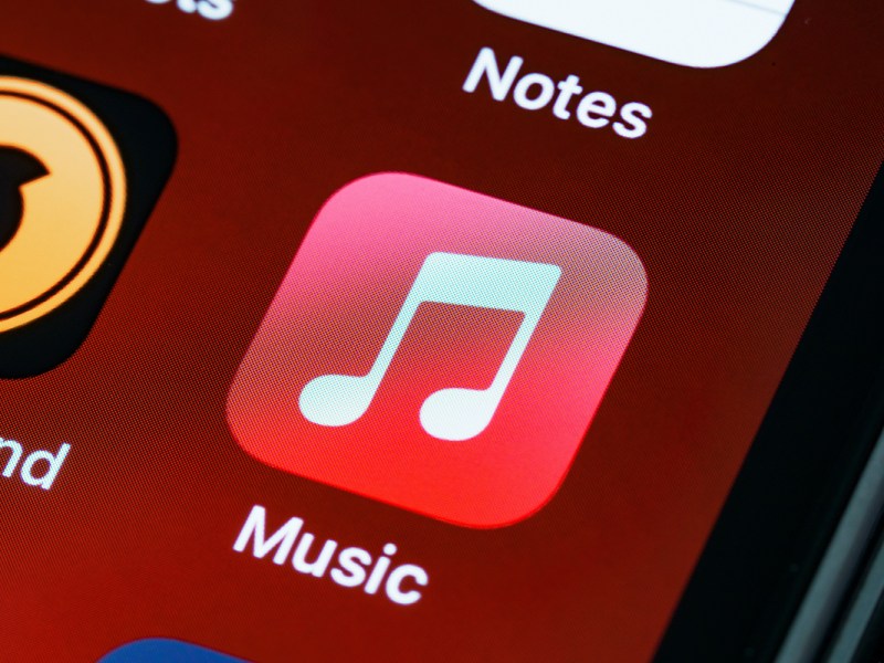 Detailaufnahme Smartphone Desktop mit Apple Music App