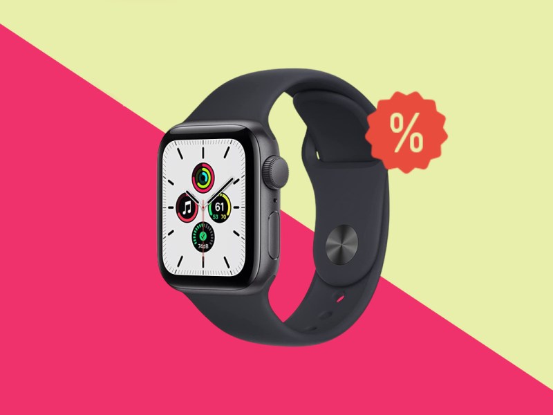 Dunkle Apple Watch SE schräg von vorne auf pink gelben Hintergrund mit rotem Prozentzeichen rechts oben