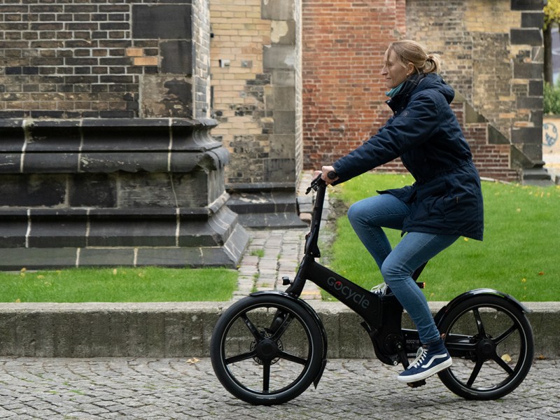 Frau auf Klapp-E-Bike G4 von GoCycle