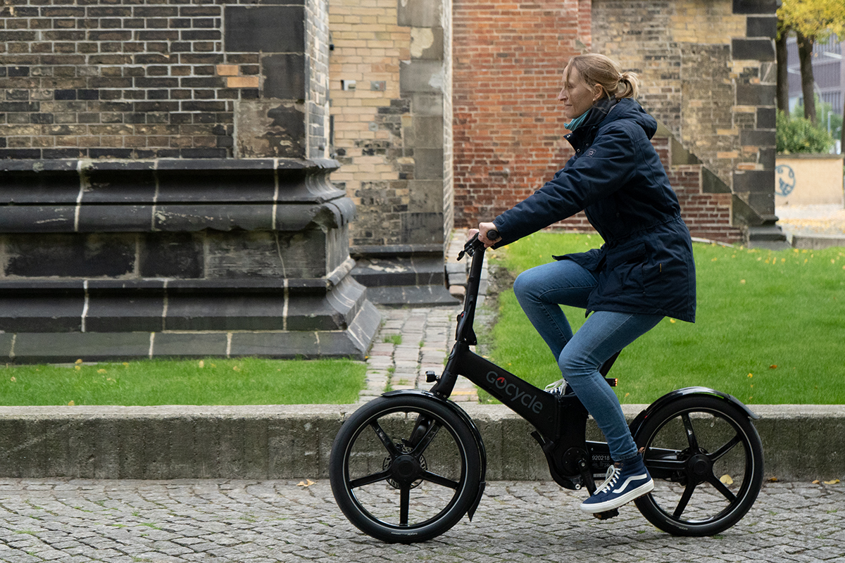 Frau auf Klapp-E-Bike G4 von GoCycle