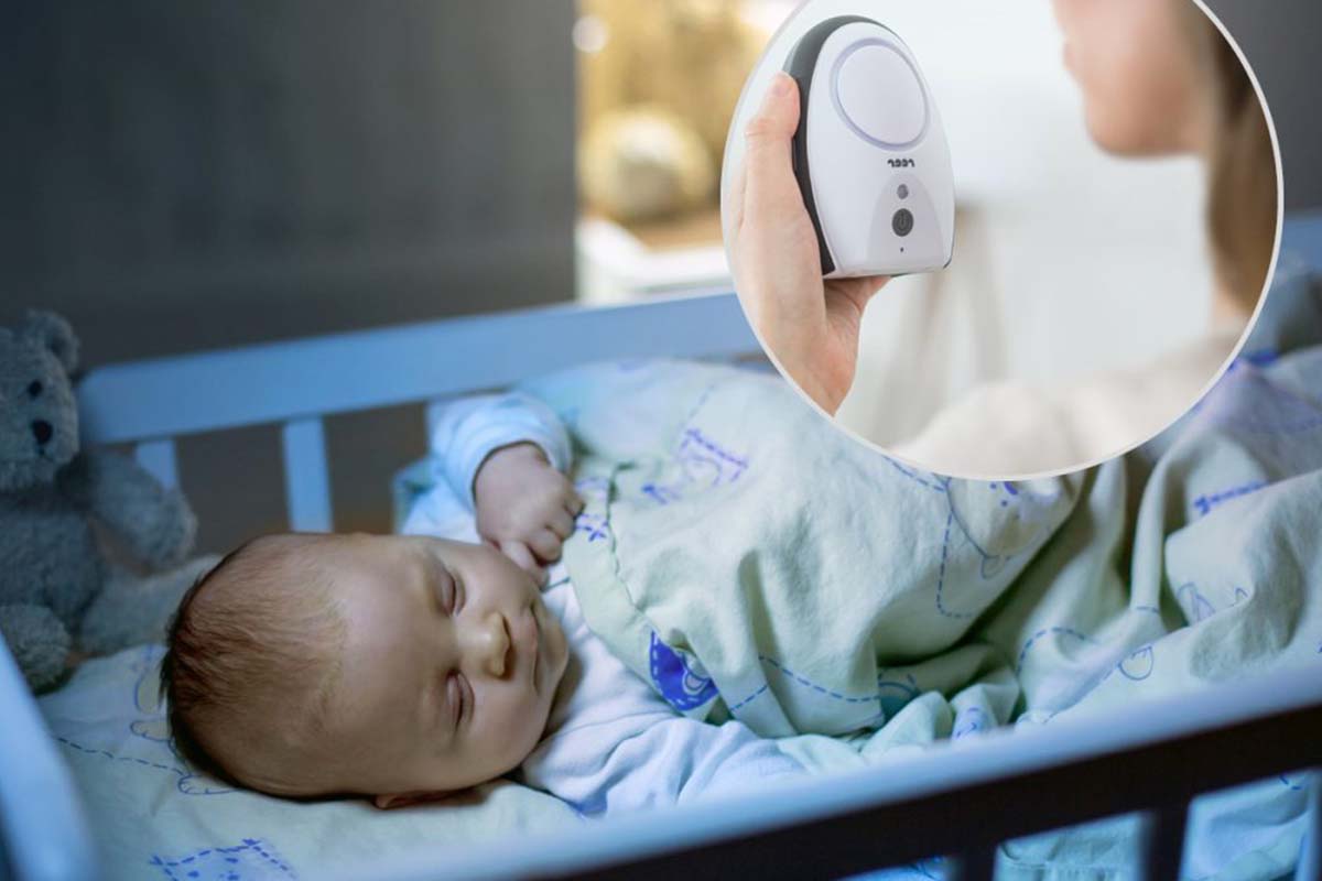 Baby liegt im Bett und schläft, in einem kreisrunden Ausschnitt sieht man eine Frau im Anschnitt, die in ein Babyphone spricht