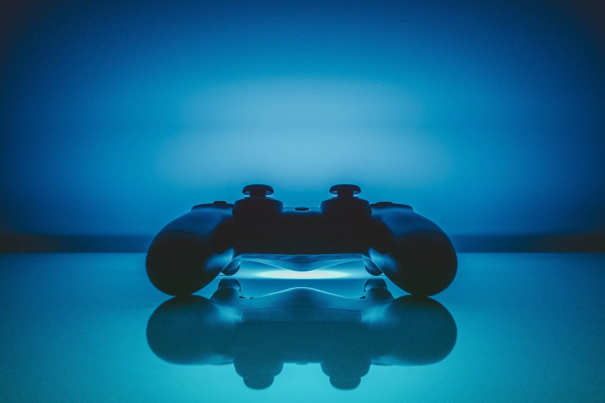 Ein Controller in blauem Licht