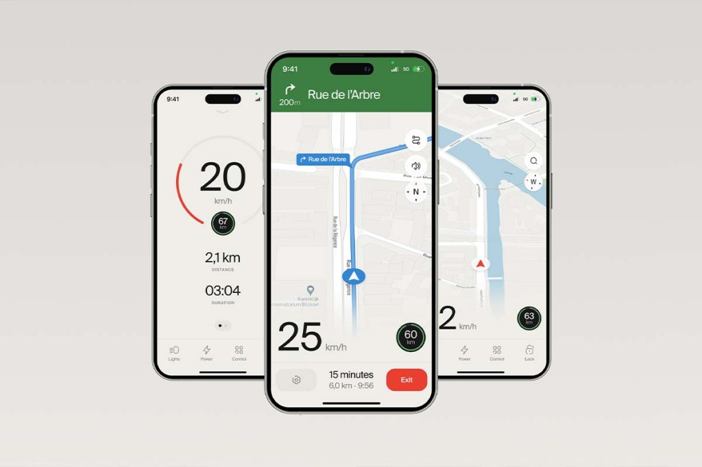 Drei Smartphone Displays nebeneinander, die jeweils Google Maps anzeigen