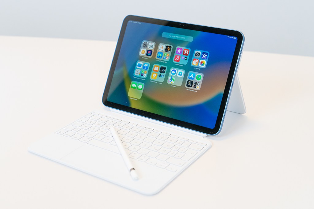 Das iPad 2022 samt neuem Zubehör auf einem Tisch.