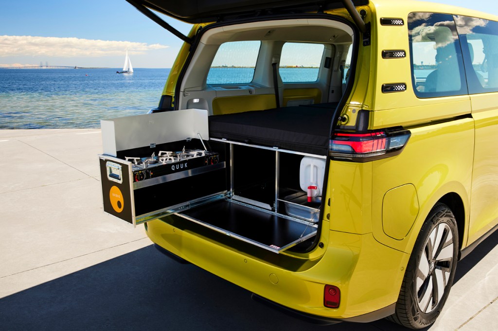 VW ID. Buzz von hinten mit BusBox-4 von Ququq