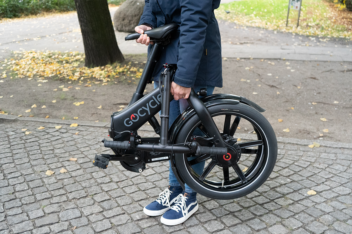 Klapp-E-Bike G4 von Gocycle, Detail: Frau trägt Rad