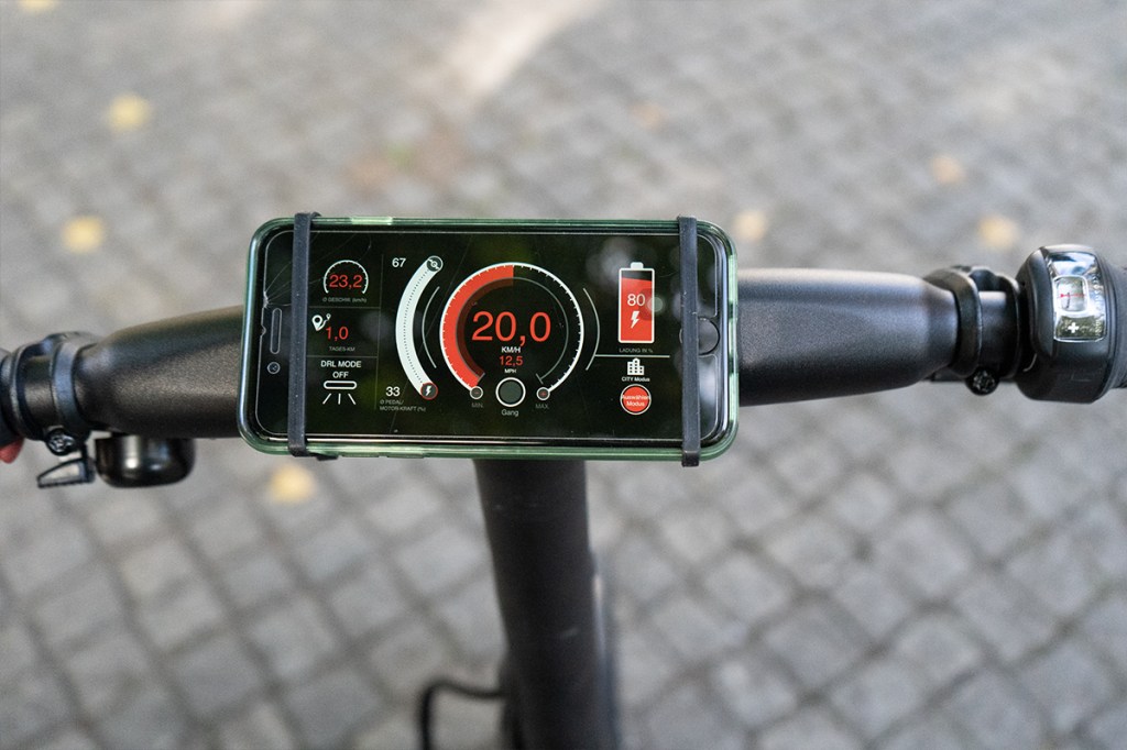 Klapp-E-Bike G4 von Gocycle, Detail Smartphone am Lenker