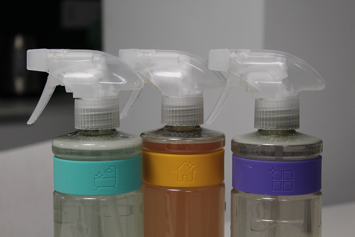Produktbild der drei Reinigungsmittelflaschen von smol.