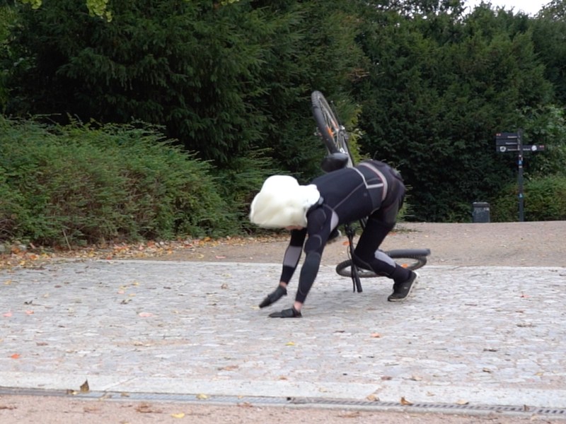 Mann bei einem Fahrradunfall mit einem KopfAirbag von Hövding